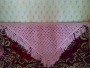 Ажурная шаль из полушерсти розового цвета